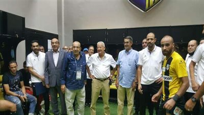 محسن صلاح وعادل فتحي يهنئان كتيبة المقاولون بعد احتلال المركز الثالث | صور