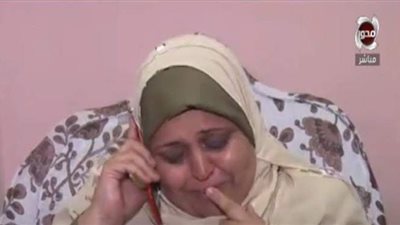 سيدة القطار تبكى على الهواء  بسبب شهادة زوجها عنها| فيديو