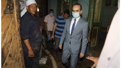 نائب محافظ سوهاج يتفقد المنازل المتضررة من  تسرب مياه بجزيرة شندويل | صور