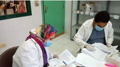 توقيع الكشف الطبي على ١٢١١ مريضا في قافلة مجانية بالبحيرة