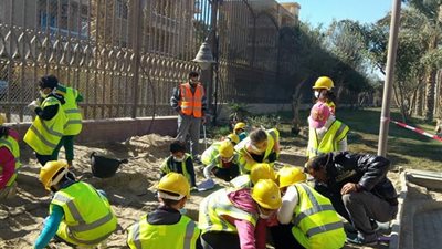 متحف السويس القومي يدرب الأطفال على أعمال حفائر الآثار «صور»