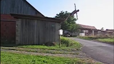 بالفيديو.. سقوط مروع لشاب من أعلى منزل