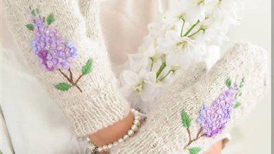 روسية تبدع في صنع القفازات الصوفية المزينة بأجمل الورود (صور)