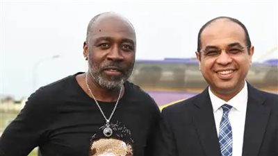 والد أوباميانج لاعب أرسنال يتابع مران الأهلي بالجابون