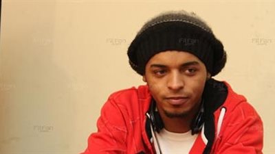 بالفيديو.. «أوكا» يؤدي مناسك العمرة مع مي كساب