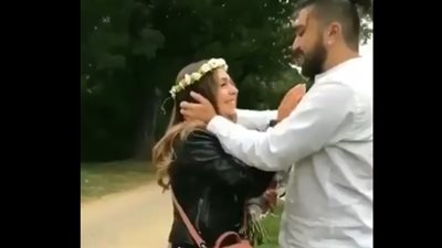 شاب يطلب يد حبيبته للزواج على طريقة فيلم تركي (فيديو)