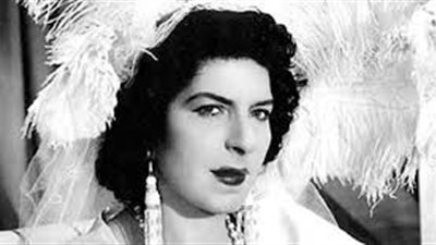 زينات صدقي تفتتح محلا للفول والطعمية