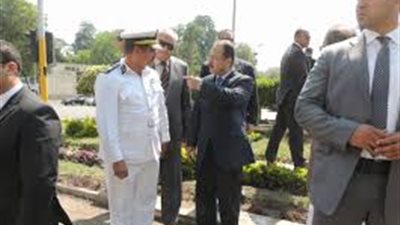 وزير الداخلية يواصل متابعته بالشوارع والميادين.. يفاجئ ضباط قسم الجيزة ويستمع لشكاوى المواطنين..عبد الغفار: المرحلة تتطلب اليقظة والعمل الجاد.. تفتيش السيارات أعلى الدائري دون تأثيرعلى الحركة المرورية