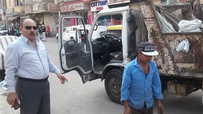 بالصور.. رئيس مدينة كفرالزيات يتابع أعمال النظافة وانتظام الورديات