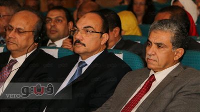 بالصور.. خالد فهمي يسلم محافظ الإسكندرية خطة إدارة المنطقة الساحلية