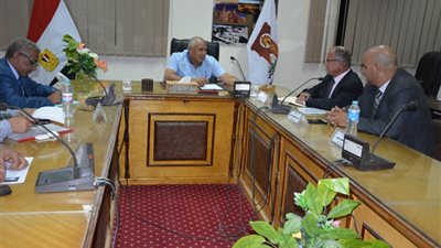 محافظ الوادي الجديد يبحث آليات تطوير خدمات المواطنين