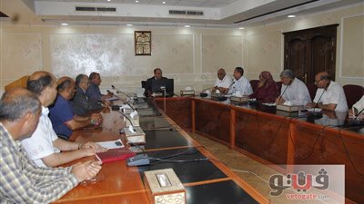 محافظ مطروح يلتقي بلجنة كلية علوم المنصورة لحل مشكلة صرف «علوش»