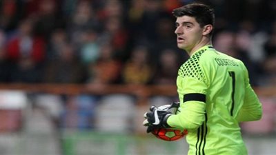 حارس مرمى تشيلسي: متعود على أهداف ميسي بين رجليّ