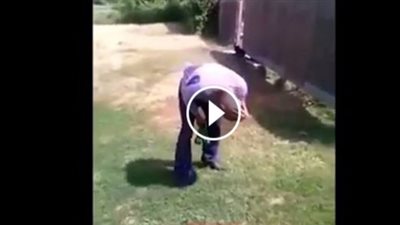 بالفيديو.. رد فعل أشخاص ضرب صديقهم نفسه بزجاجتين على رأسه