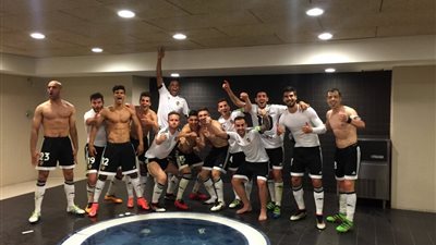 احتفال مثير للاعبي فالنسيا بعد الفوز على برشلونة