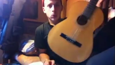 بالفيديو.. صدمة شاب تسبب في تحطيم كوب زجاجي