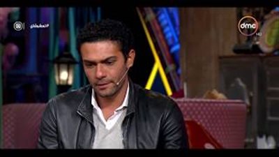 آسر ياسين يروي تفاصيل موقف قاس تعرض له نجله (فيديو)