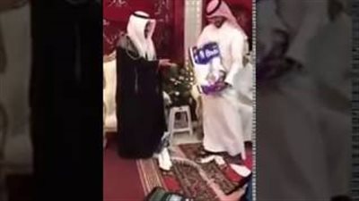 بالفيديو.. عريس يرمى هدية صديقه أمام المعازيم