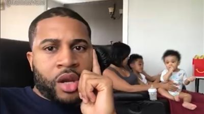 معاناة رجل بسبب حب طفليه لأمهما وتجاهله (فيديو)