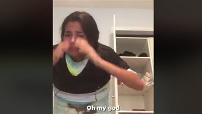 صدمة فتاة ارتدت 100 طبقة من الملابس (فيديو)