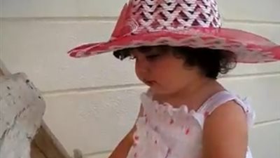 طفلة تثير ضجة بحفظها عواصم البلاد حول العالم (فيديو)