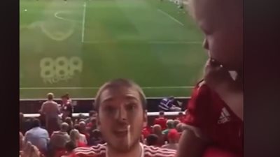 امرأة تلقن زوجها درسا لتركه طفله بسبب مباراة (فيديو)