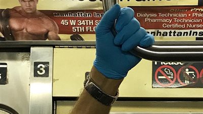 أغرب صور أيادي ركاب مترو الأنفاق (صور)