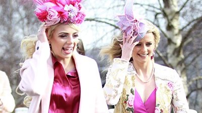 البريطانيات يحولن سباق الخيول إلى مهرجان للأناقة (صور)