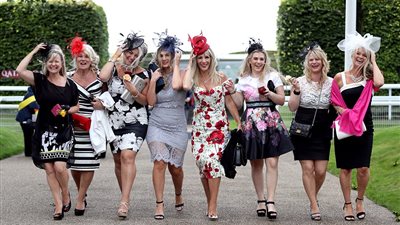 بالصور.. الرياح تفسد إطلالة البريطانيات في يوم السيدات