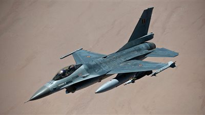 نقل 6 طيارين أمريكيين إلى المستشفى بعد تسرب مواد كيميائية من مقاتلة