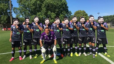 فريق أرجنتيني يرتدي قناع «ميسي» احتفالا بالتأهل للمونديال