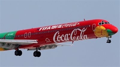 طائرة كأس العالم تصل مطار القاهرة