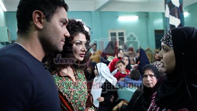 بالصور.. آسر ياسين يناقش ويحارب الأمية فى 