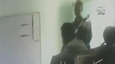 بالفيديو.. طلبة يطردون مدرسا من الفصل بعد اعتراضه على التدخين