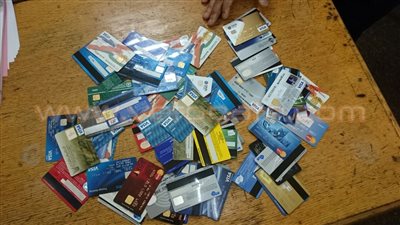 ضبط ٨٤ فيزا و١٥٠٠ إيصال سحب بحوزة راكب بمطار القاهرة