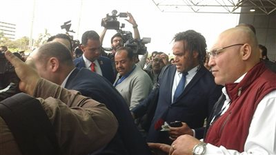 كأس العالم يغادر المطار لجولة في القاهرة (فيديو)