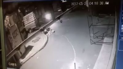 بالفيديو.. رجل وزوجته يتعاونان في سرقة «شوال بصل» بالإسكندرية