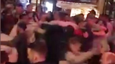 بالفيديو والصور.. شجار يندلع بين 100 مقامر في حانة