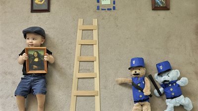 أبوان يلتقطان أجمل الصور لابنيهما بأدوات منزلية (صور)