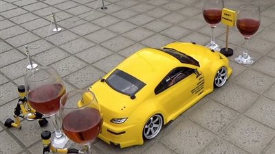 مهارات مميزة لرجل في التحكم بسيارة صغيرة (فيديو وصور)