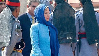 بعد رفضهن ارتداءه بالسعودية.. دول ارتدت فيها زوجات رؤساء أمريكا الحجاب.. ميلانيا ترامب تغطي شعرها أثناء زيارة الفاتيكان.. ميشيل أوباما بـ«طرحة» في إندونيسيا.. وهيلارى كلينتون محجبة في لقاء ي