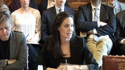 بالصور.. أنجلينا جولي تفاجئ طلاب كلية لندن للاقتصاد