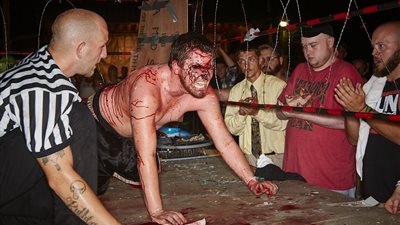 «مصارعة الموت» تسمح بجميع الأساليب للنيل من الخصم (صور)