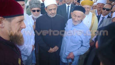 الرئيس الشيشاني يمنح شيخ الأزهر وسام المواطنة الفخرية