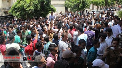 بالصور.. طلاب الثانوية يتظاهرون أمام مقر وزارة التعليم بسبب «الإحصاء»