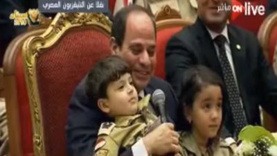 السيسي يداعب أحد أبناء الشهداء: فين طاقية البدلة العسكرية (فيديو)
