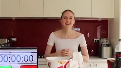 امرأة تتناول أكبر وجبة كنتاكي في دقائق (فيديو)