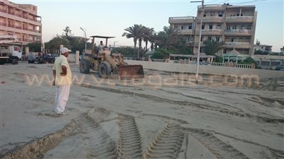 بالصور.. بدء تنظيف شاطئ جمصة بعد إيقاف المسئولين عن العمل