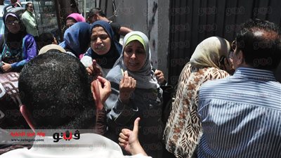 بالفيديو والصور.. احتجاز طلاب الثانوية العامة بلجنة 