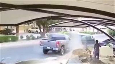 لحظة دهس سيارة مسرعة رجل بسبب انشغاله في الهاتف (فيديو)